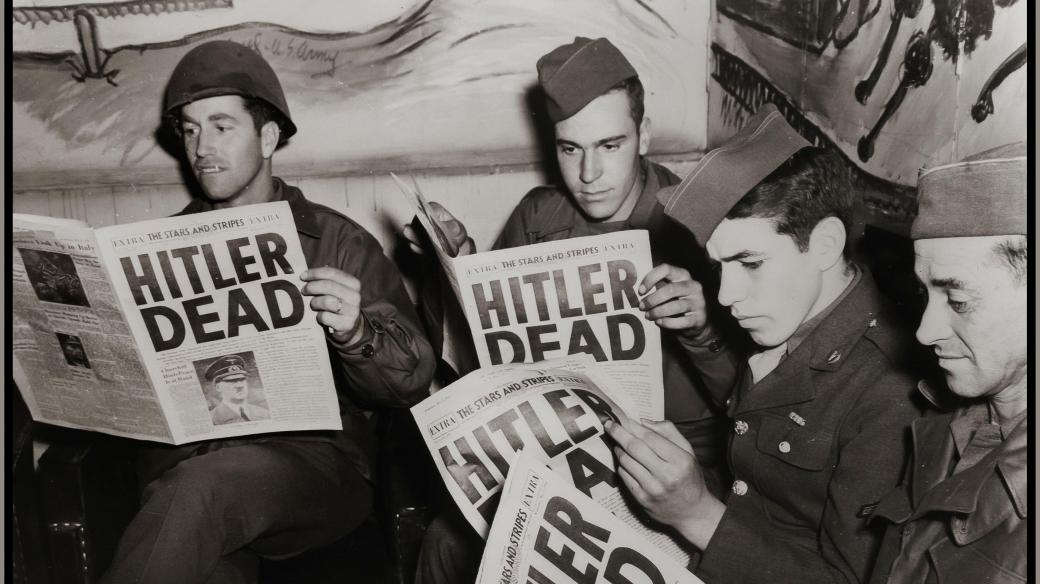Američtí vojáci čtou o Hitlerově smrti