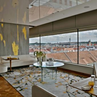 Restaurace Zlatá Praha s výhledem na Staré Město