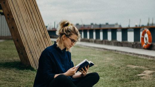 Čtení - četba - na cestách - dívka - mileniál - literatura - knihy - kniha
