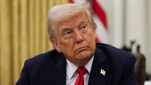 Donald Trump při podepsání nového prezidentského výnosu
